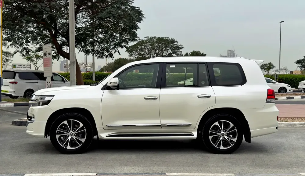2020 Toyota Land Cruiser GXR V6 Grand Touring, GCC Specifications - Image 4