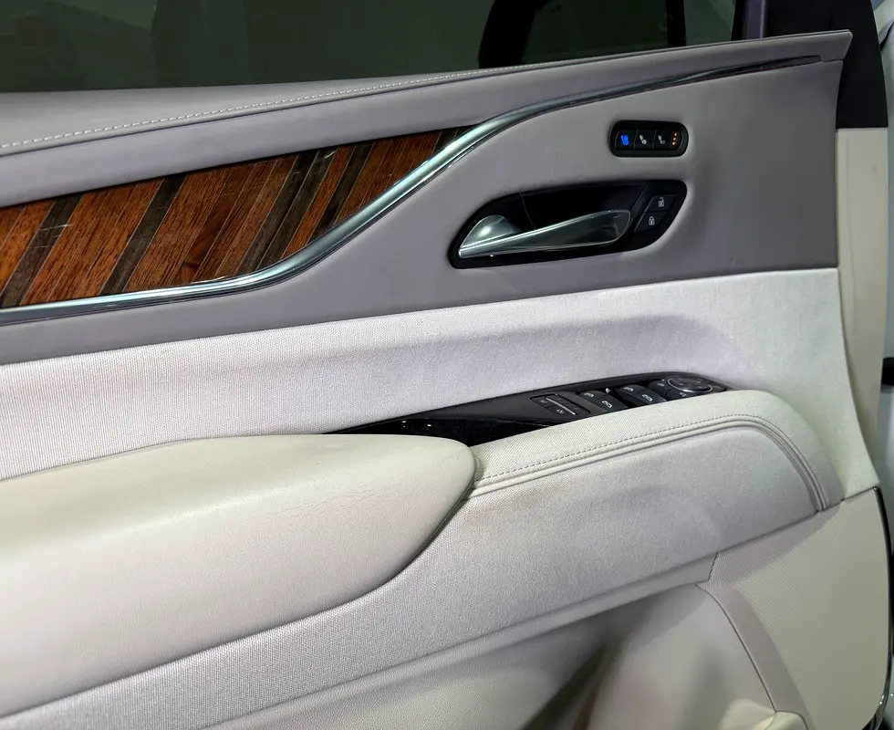 CADILLAC ESCALADE PREMIUM LUXURY 2021 GCC FHS LOW - Image 10