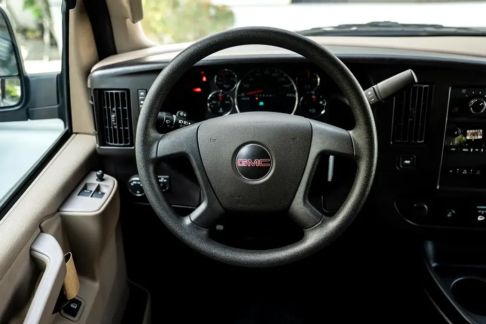 GMC Savana 3500 Cargo Extended Wheelbase 2023 GCC 6.6L V8 0Kms - Image 9