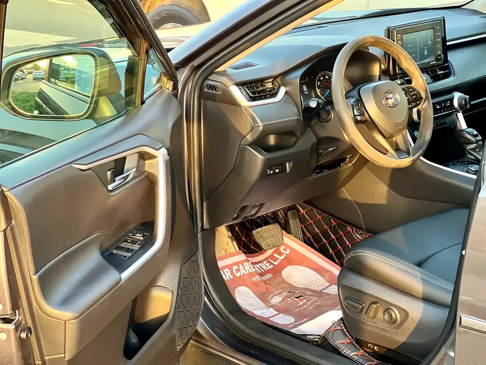 2022 Toyota RAV4 XLE Premium Hybrid - Image 11