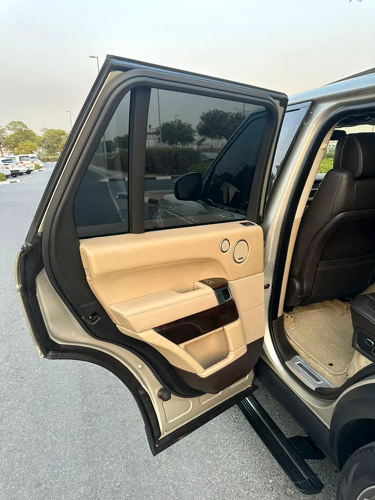RANGE ROVER VOUGE SE SUPERCHARGED FULL OPTION GCC SINGLE OWNER FULL SERVICE HISTORY AVAILABLE - Image 13