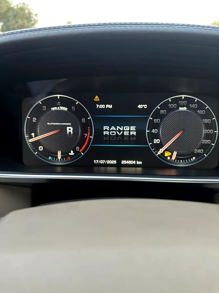 RANGE ROVER VOUGE SE SUPERCHARGED FULL OPTION GCC SINGLE OWNER FULL SERVICE HISTORY AVAILABLE - Image 18