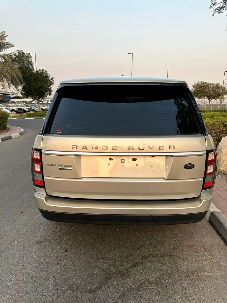 RANGE ROVER VOUGE SE SUPERCHARGED FULL OPTION GCC SINGLE OWNER FULL SERVICE HISTORY AVAILABLE - Image 6