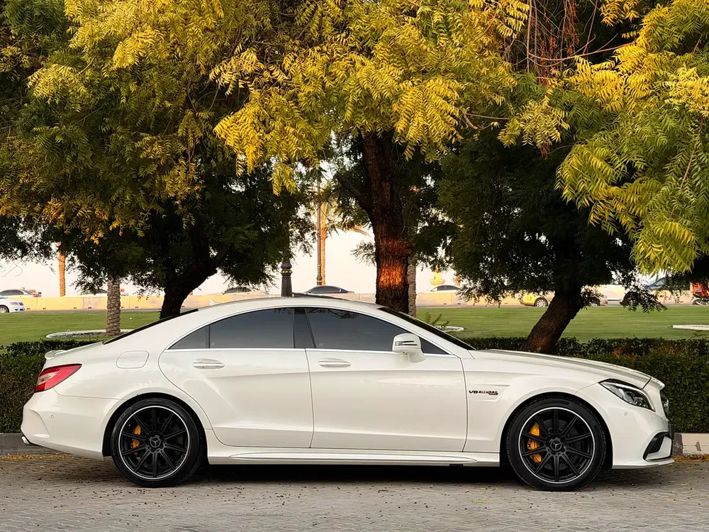 Mercedes Benz CLS 63 AMG FREE ACCIDENT UNDER WARRANTY - Image 4