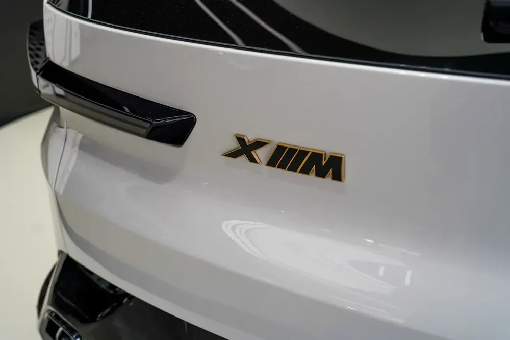 XM HYBRID V8 | INTERIOR CARBON | WARRANTY SEPT 2026 + SERVICE AUG 2029 - Image 6