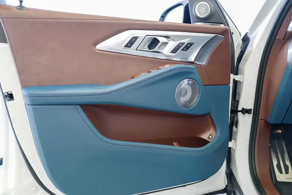 XM HYBRID V8 | INTERIOR CARBON | WARRANTY SEPT 2026 + SERVICE AUG 2029 - Image 7