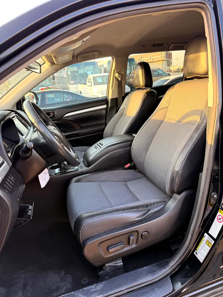 TOYOTA HIGHLANDER 2017 FULL OPTION WITH SUNROOF - Image 4