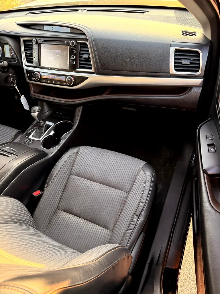 TOYOTA HIGHLANDER 2017 FULL OPTION WITH SUNROOF - Image 6