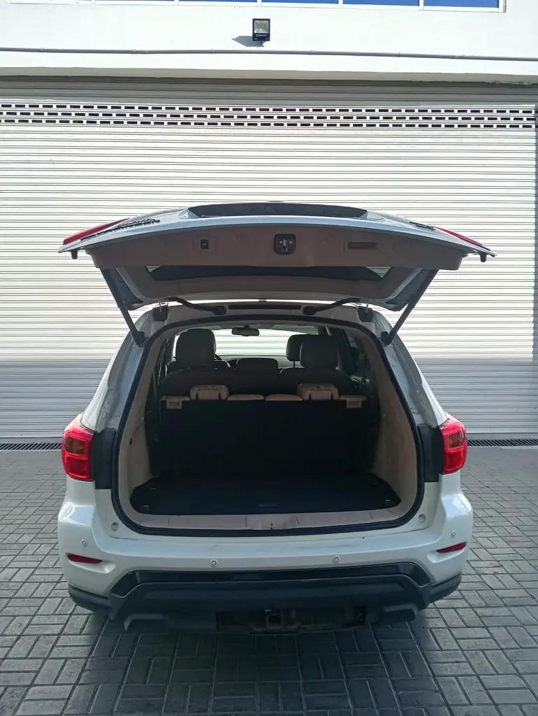 Nissan Pathfinder SV mid night 2019 single owner gcc accident free - Image 5