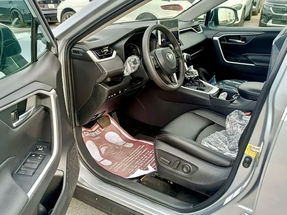 2023 Toyota RAV4 XLE Premium Perfect Condition - Image 12