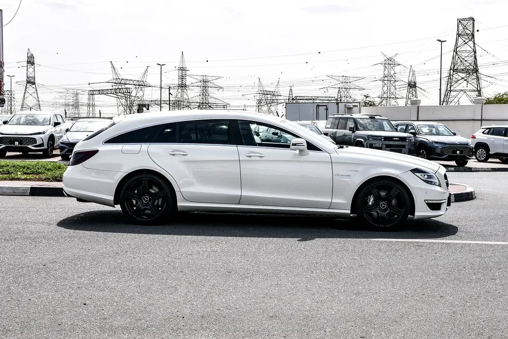2013 - BENZ CLS63 AMG SHOOTING BRAKE - BRAND NEW CONDITION - ONLY 82,000 KM - Image 5
