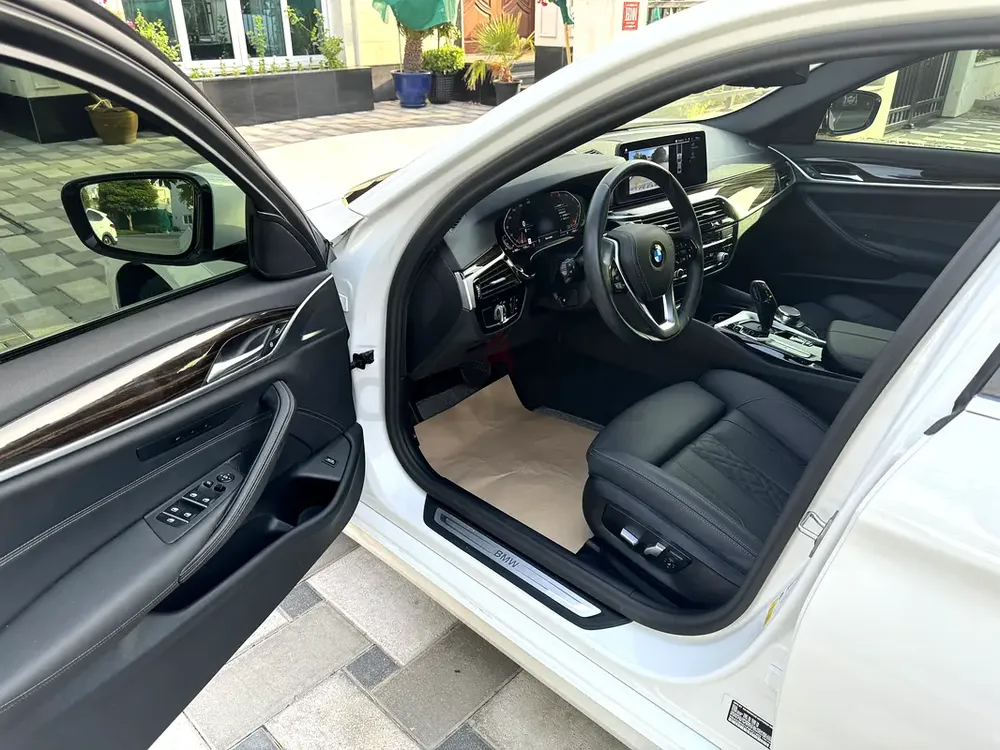 BMW 5-Series 530i Mint Condition - Image 4
