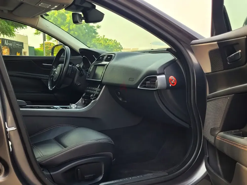Accident Free | Jaguar XE 2016 | GCC Specs | Full Option | Best Price! - Image 10