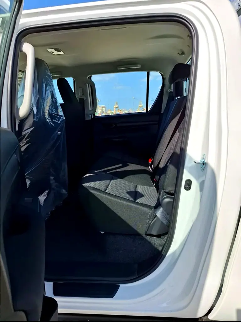 Toyota Hilux Toyota Hilux Double Cab Narrow Body Manual 2.4L Diesel - Image 7