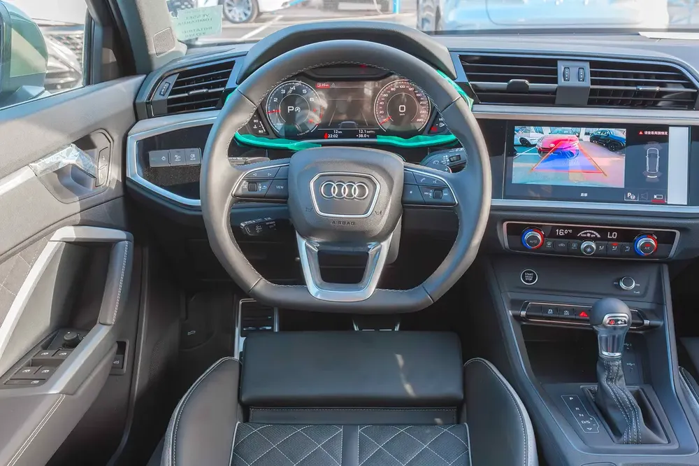 Audi Q3 TFSI 35 S Line 1.5 Turbo (2025) Nardo Grey - Image 9