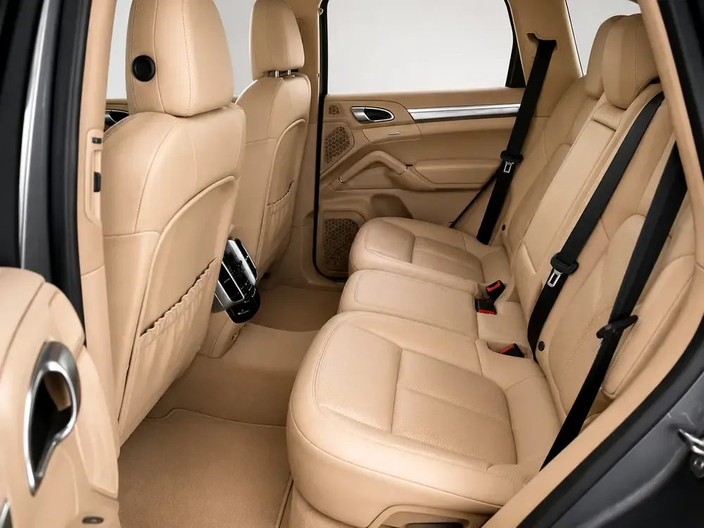 Porsche Cayenne Platinum Edition 2016 | GCC Specs | Low Mileage - Image 6