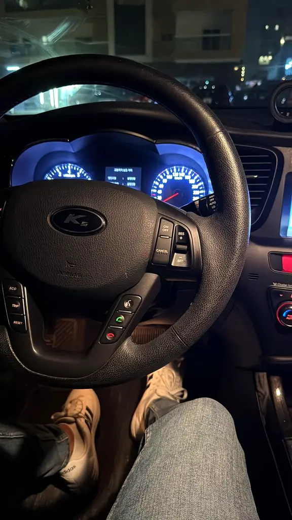 Kia K5 Full Option 2011 - Korean Specs - Well Maintained - Image 5