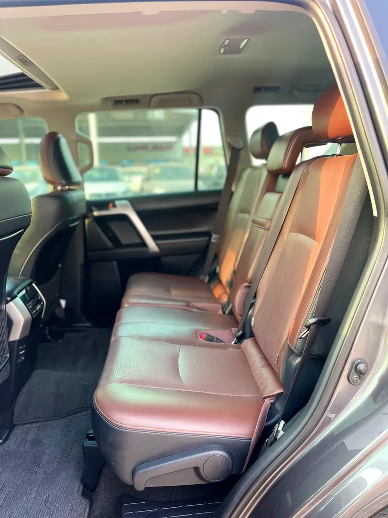 TOYOTA PRADO 2020 VXR 4.0 V6 GCC SPECS - Image 10