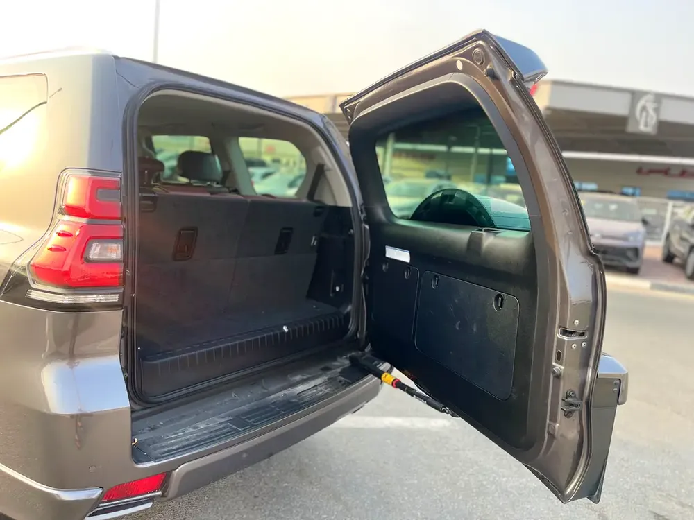 TOYOTA PRADO 2020 VXR 4.0 V6 GCC SPECS - Image 7