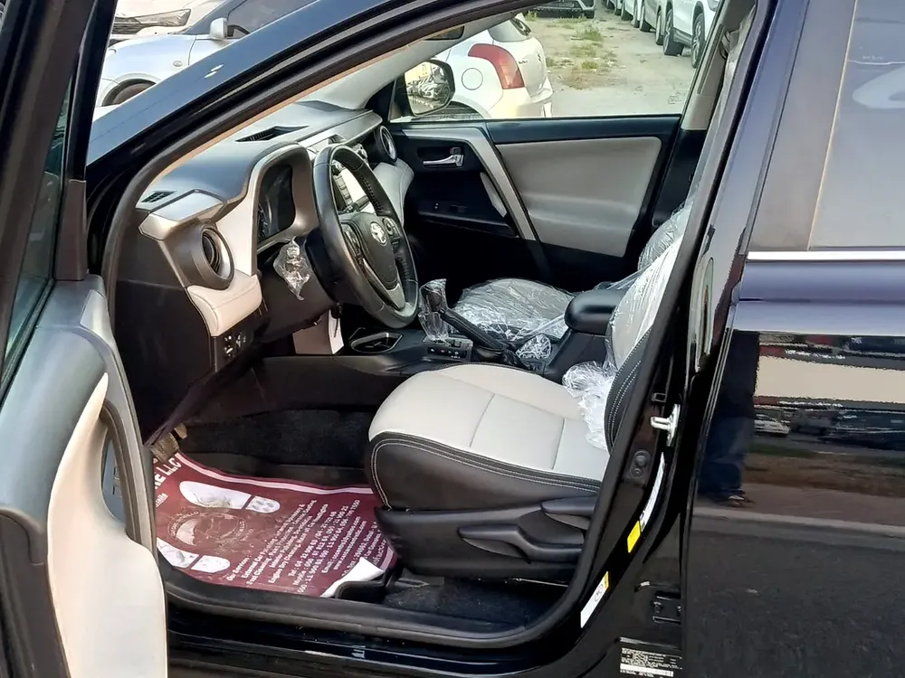 2018 Toyota Rav4 XLE - Image 12