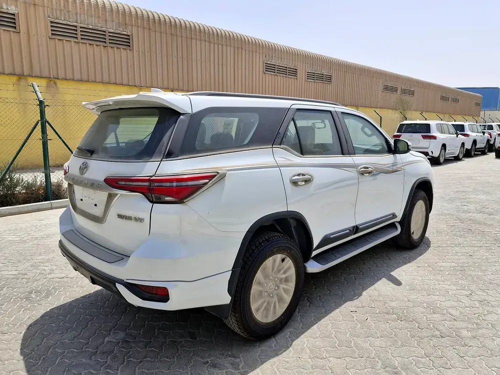2025 TOYOTA FORTUNER 4X4 4.0L V6 GCC BRAND NEW 0KM - Image 4