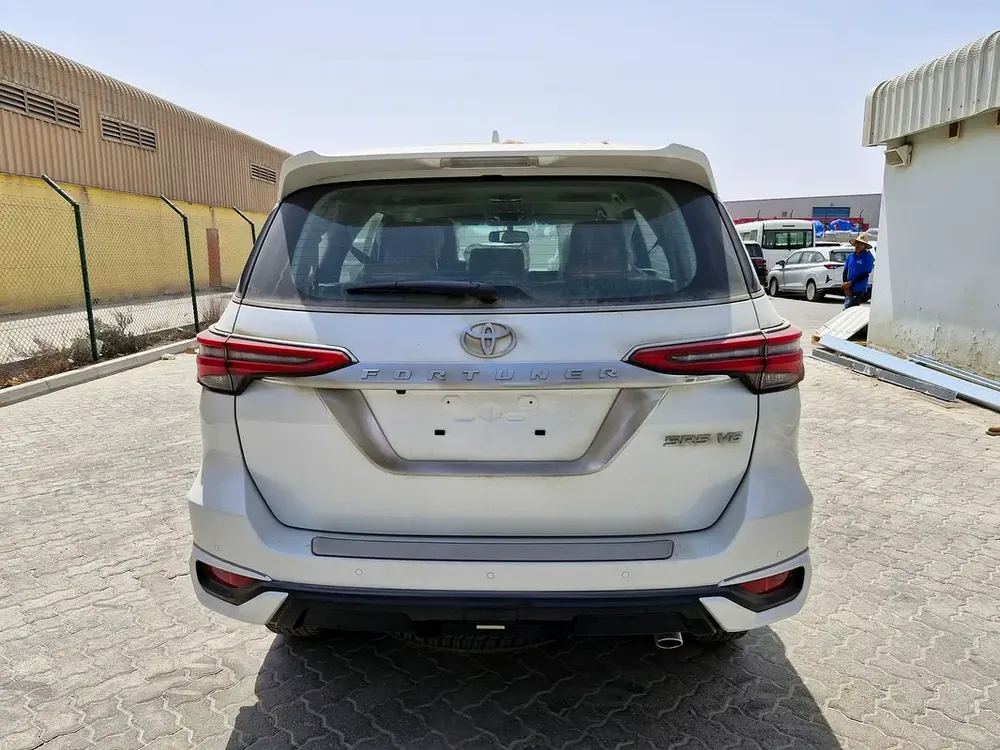 2025 TOYOTA FORTUNER 4X4 4.0L V6 GCC BRAND NEW 0KM - Image 5