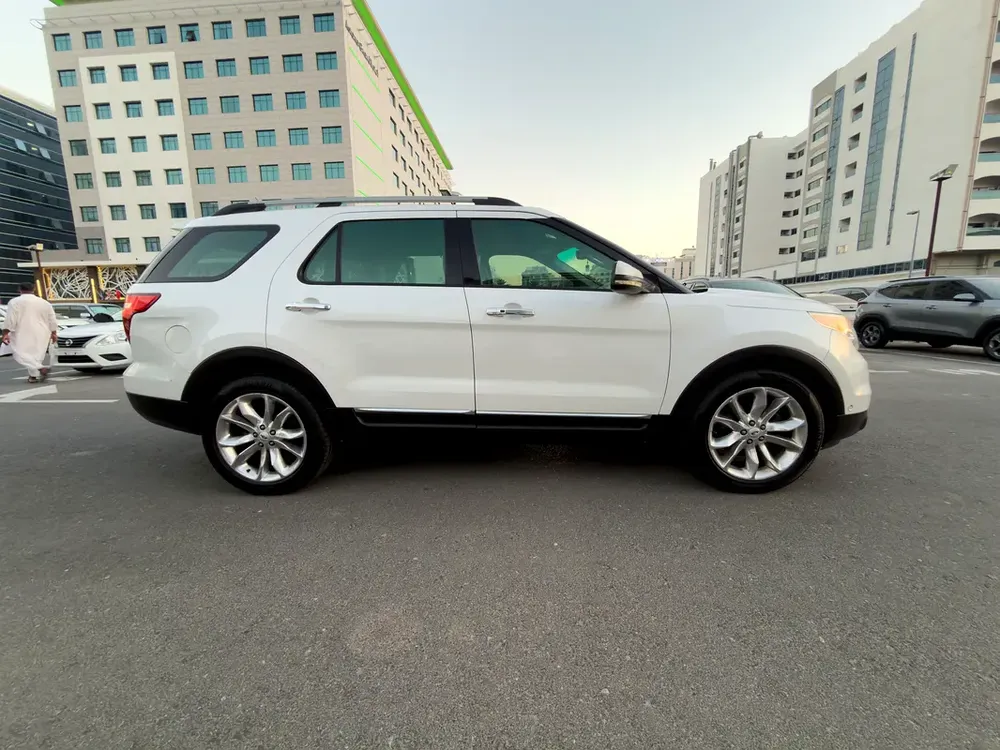 Explorer fully loaded GCC spec accident free, single owner well maintained - Image 12
