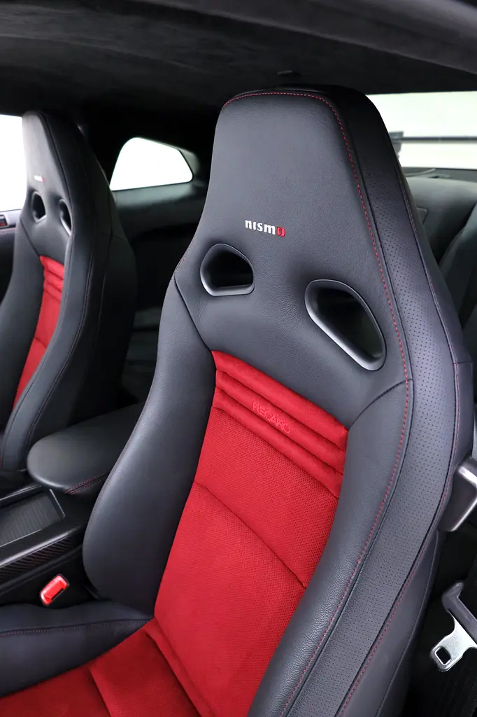 NISSAN GTR NISMO FULL CARBON + SPECIAL RECARO SEATS + FULLY LOADED - Image 12