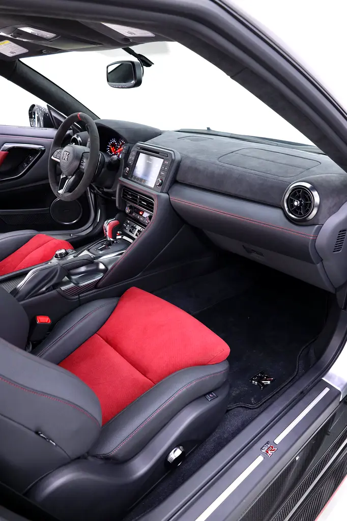 NISSAN GTR NISMO FULL CARBON + SPECIAL RECARO SEATS + FULLY LOADED - Image 6