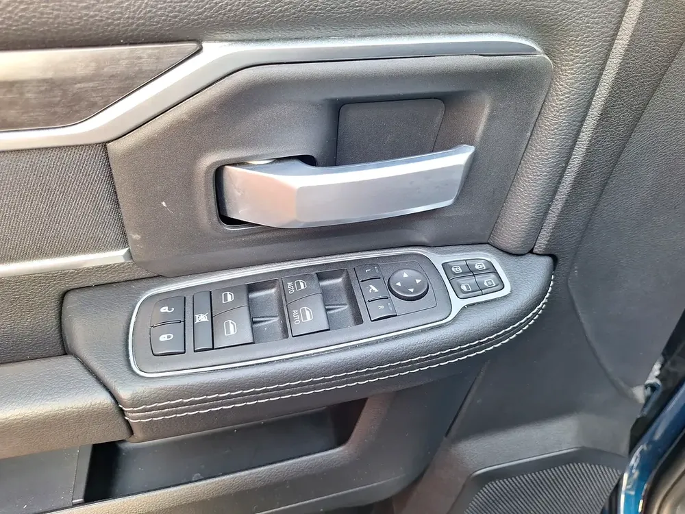 2024 RAM 2500 BIG HORN 6.4L V8 HEMI - Image 6