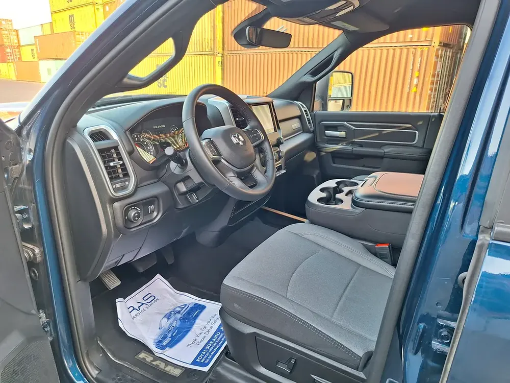2024 RAM 2500 BIG HORN 6.4L V8 HEMI - Image 8