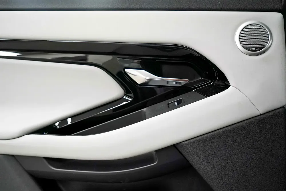 2025 RANGE ROVER EVOQUE SE P200 DYNAMIC / PANORAMIC ROOF /  DEALER WARRANTY - Image 14