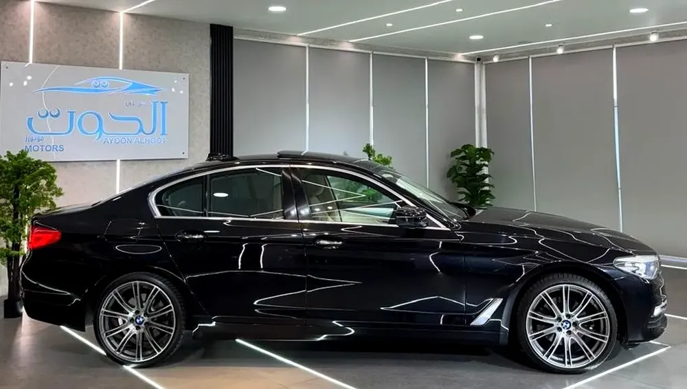LUXURY ELITE BLACK BMW 520i  || TOP RANGE || GCC ||  SCREENS || LIKE NEW || FREE ACCIDENTS - Image 10