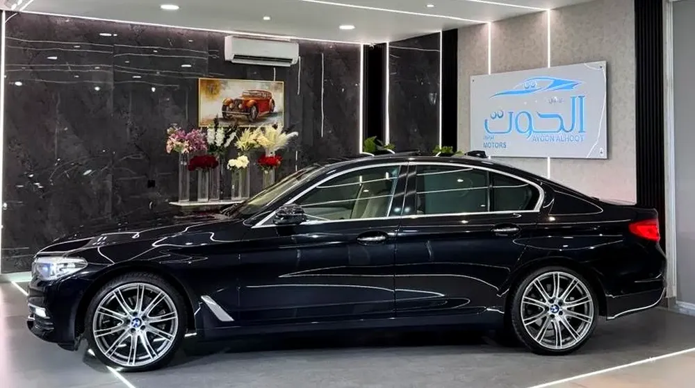LUXURY ELITE BLACK BMW 520i  || TOP RANGE || GCC ||  SCREENS || LIKE NEW || FREE ACCIDENTS - Image 11
