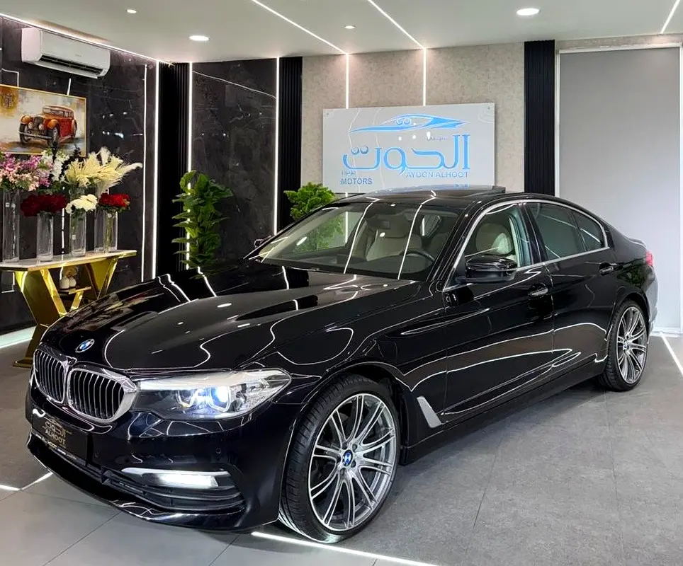 LUXURY ELITE BLACK BMW 520i  || TOP RANGE || GCC ||  SCREENS || LIKE NEW || FREE ACCIDENTS - Image 12