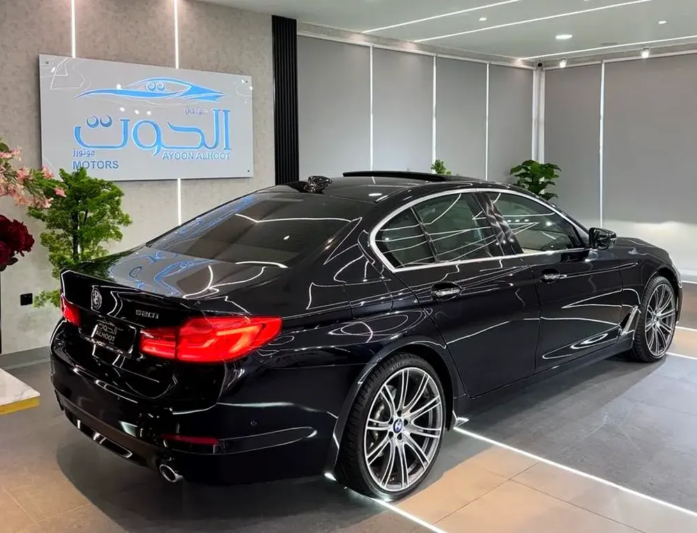 LUXURY ELITE BLACK BMW 520i  || TOP RANGE || GCC ||  SCREENS || LIKE NEW || FREE ACCIDENTS - Image 13