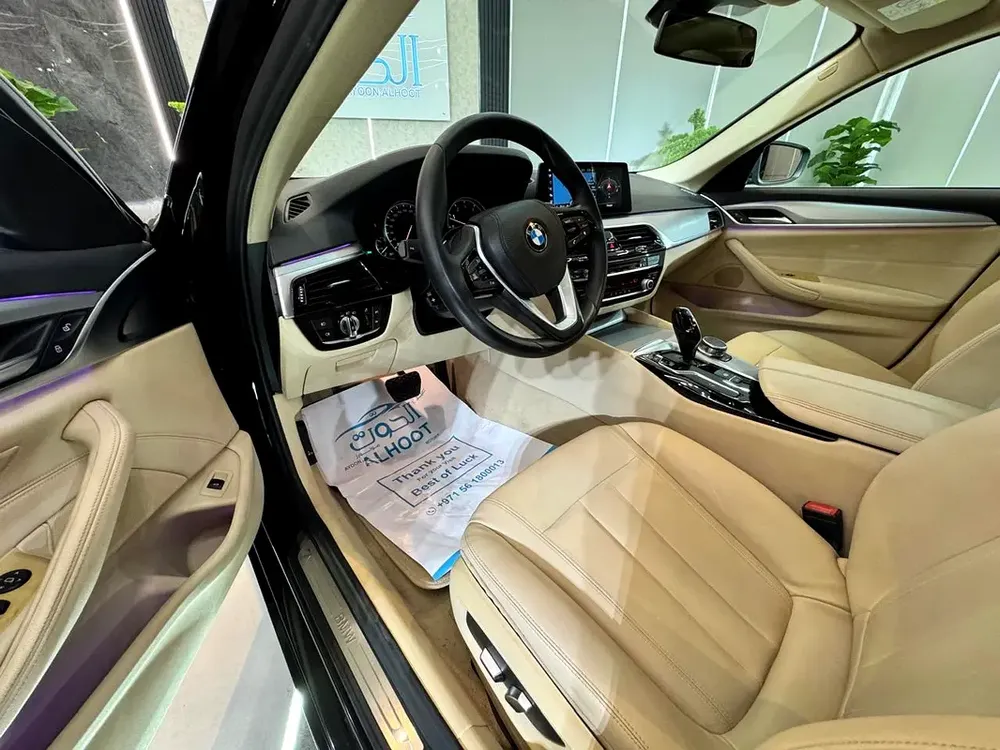 LUXURY ELITE BLACK BMW 520i  || TOP RANGE || GCC ||  SCREENS || LIKE NEW || FREE ACCIDENTS - Image 15