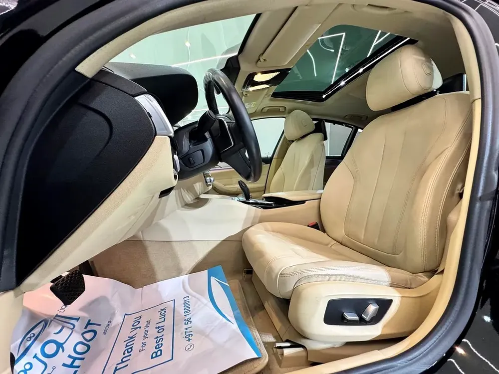 LUXURY ELITE BLACK BMW 520i  || TOP RANGE || GCC ||  SCREENS || LIKE NEW || FREE ACCIDENTS - Image 16