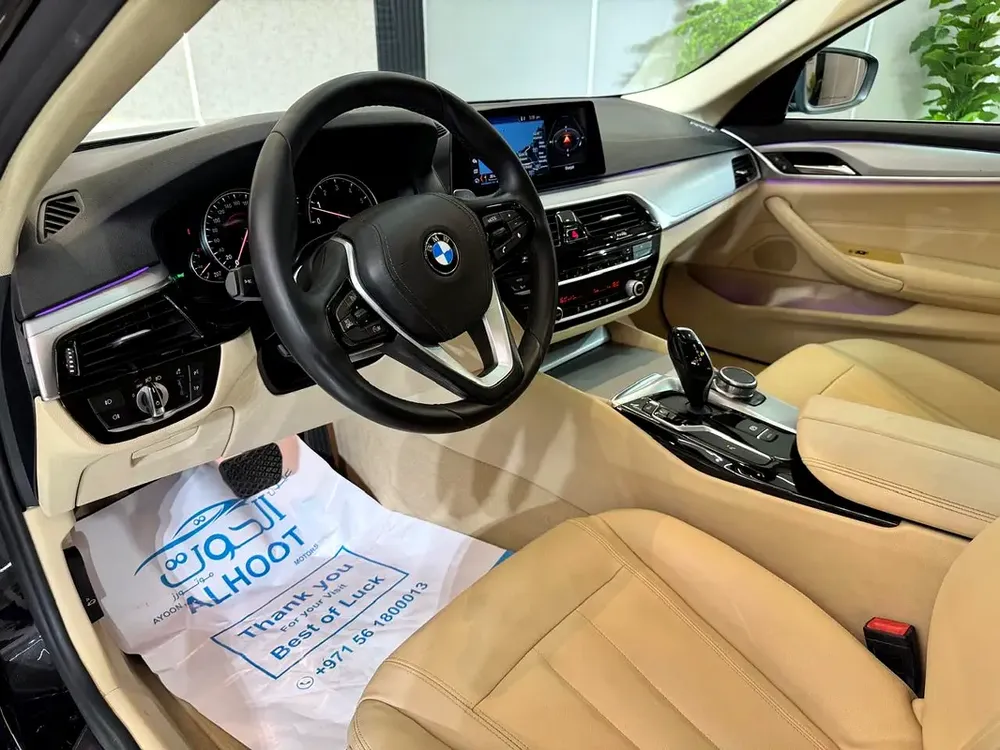 LUXURY ELITE BLACK BMW 520i  || TOP RANGE || GCC ||  SCREENS || LIKE NEW || FREE ACCIDENTS - Image 18