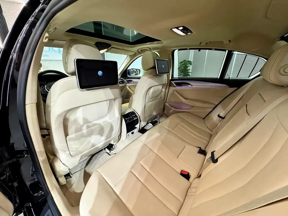 LUXURY ELITE BLACK BMW 520i  || TOP RANGE || GCC ||  SCREENS || LIKE NEW || FREE ACCIDENTS - Image 19