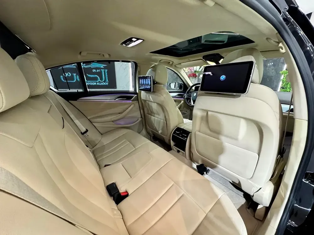 LUXURY ELITE BLACK BMW 520i  || TOP RANGE || GCC ||  SCREENS || LIKE NEW || FREE ACCIDENTS - Image 20