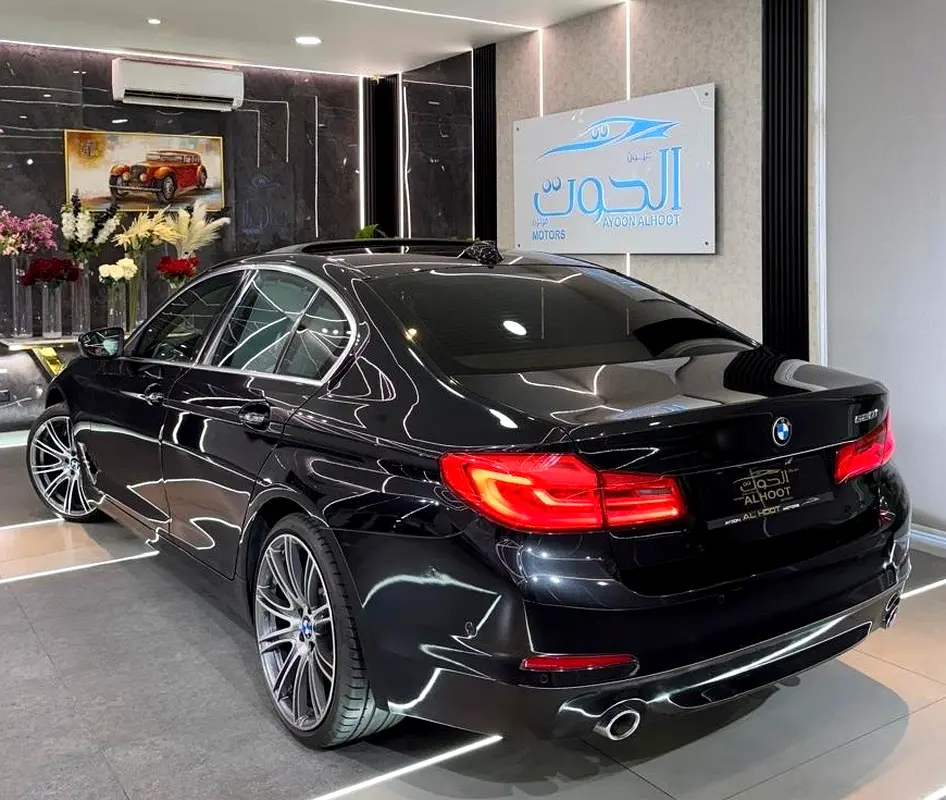 LUXURY ELITE BLACK BMW 520i  || TOP RANGE || GCC ||  SCREENS || LIKE NEW || FREE ACCIDENTS - Image 4