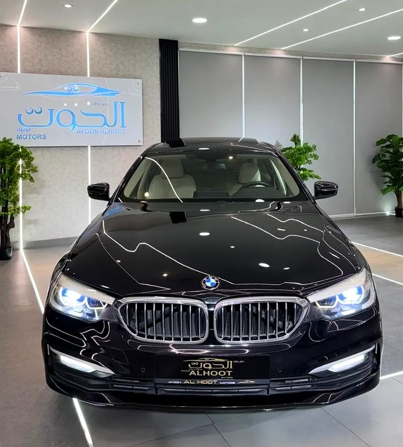LUXURY ELITE BLACK BMW 520i  || TOP RANGE || GCC ||  SCREENS || LIKE NEW || FREE ACCIDENTS - Image 5