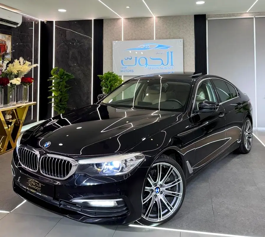 LUXURY ELITE BLACK BMW 520i  || TOP RANGE || GCC ||  SCREENS || LIKE NEW || FREE ACCIDENTS - Image 6