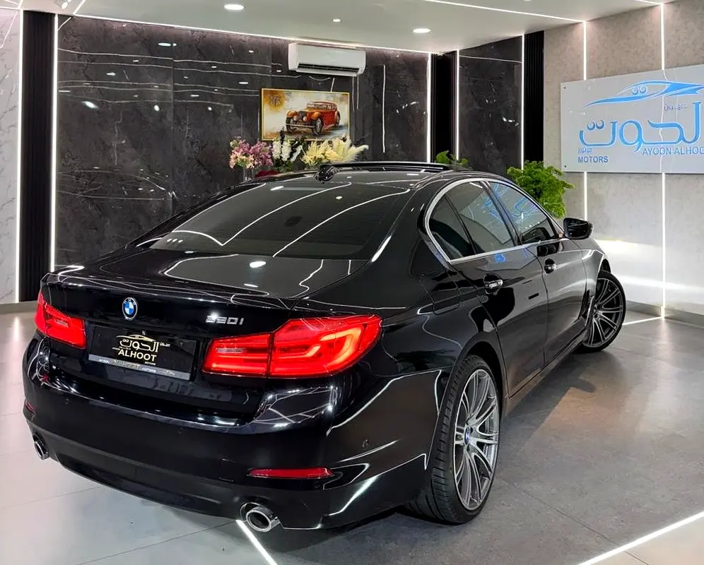 LUXURY ELITE BLACK BMW 520i  || TOP RANGE || GCC ||  SCREENS || LIKE NEW || FREE ACCIDENTS - Image 7