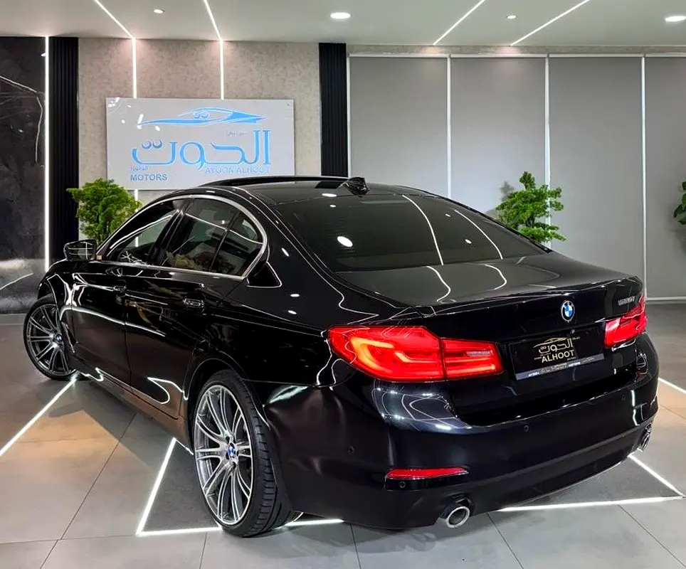 LUXURY ELITE BLACK BMW 520i  || TOP RANGE || GCC ||  SCREENS || LIKE NEW || FREE ACCIDENTS - Image 9