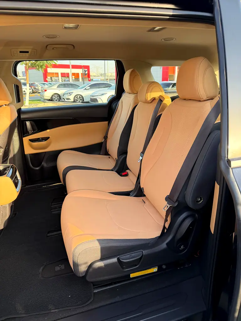 2022 Kia Grand Carnival | GCC Specs | Low Mileage | Family Van - Image 8