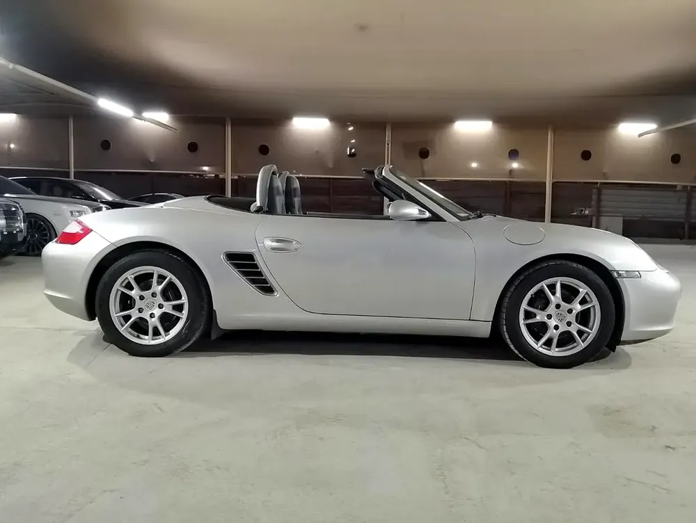 PORSCHE BOXSTER 2006 2.7L | HALF LEATHER SEATS | 17 INCH ALLOY WHEELS | REAR SPOILER - Image 8