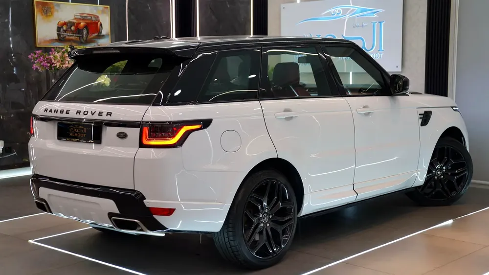 RANGE ROVER SPORT * 2020 KIT * || GCC SPECS || PANORAMIC || FULL OPTIONS || EXCELLENT PERFORMANCE - Image 4
