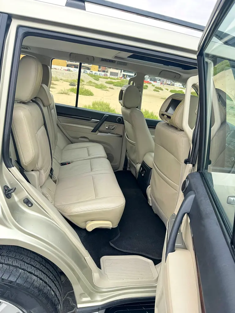 GCC space No accident Single owner car full option - Image 10